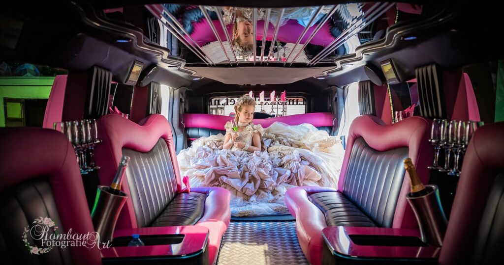 Een foto van een hummer H2 Limousine, binnenkant Hummer Pink uitvoering.